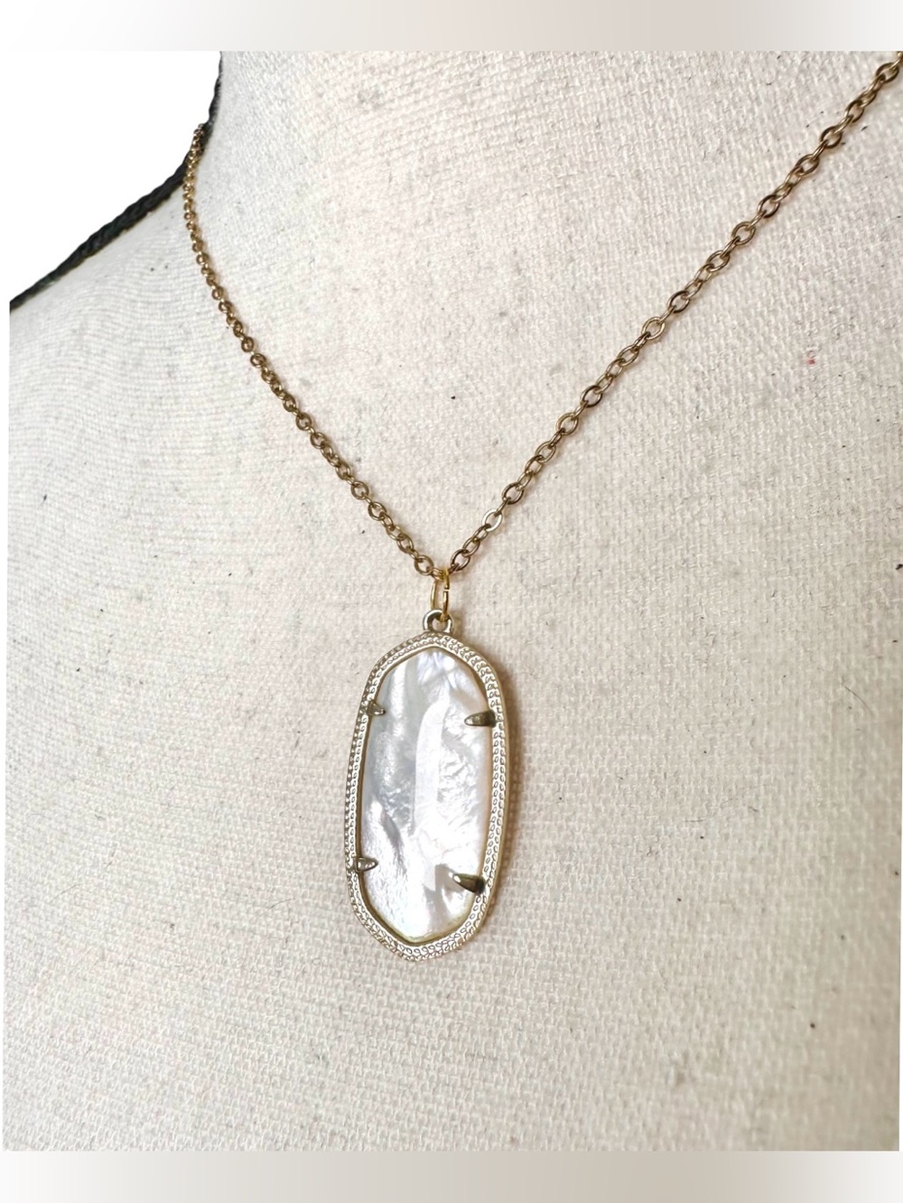 🤍Gold Tone Faux Mother of Pearl Pendant Necklace